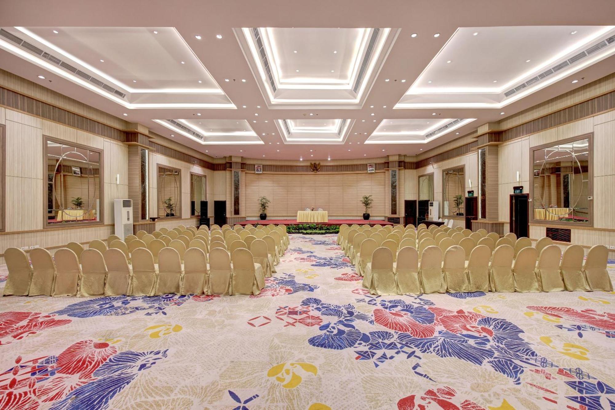 Lumire Hotel & Convention Centre Jakarta Exterior photo
