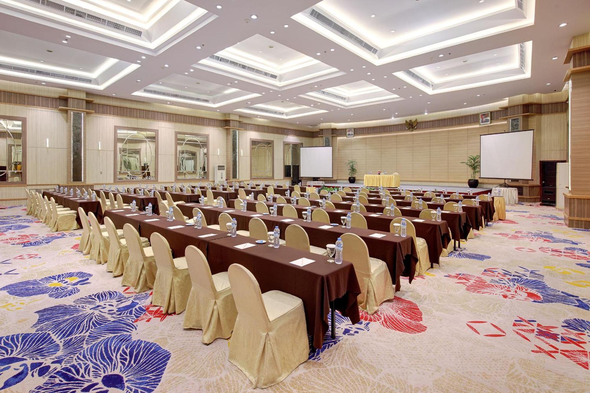 Lumire Hotel & Convention Centre Jakarta Exterior photo