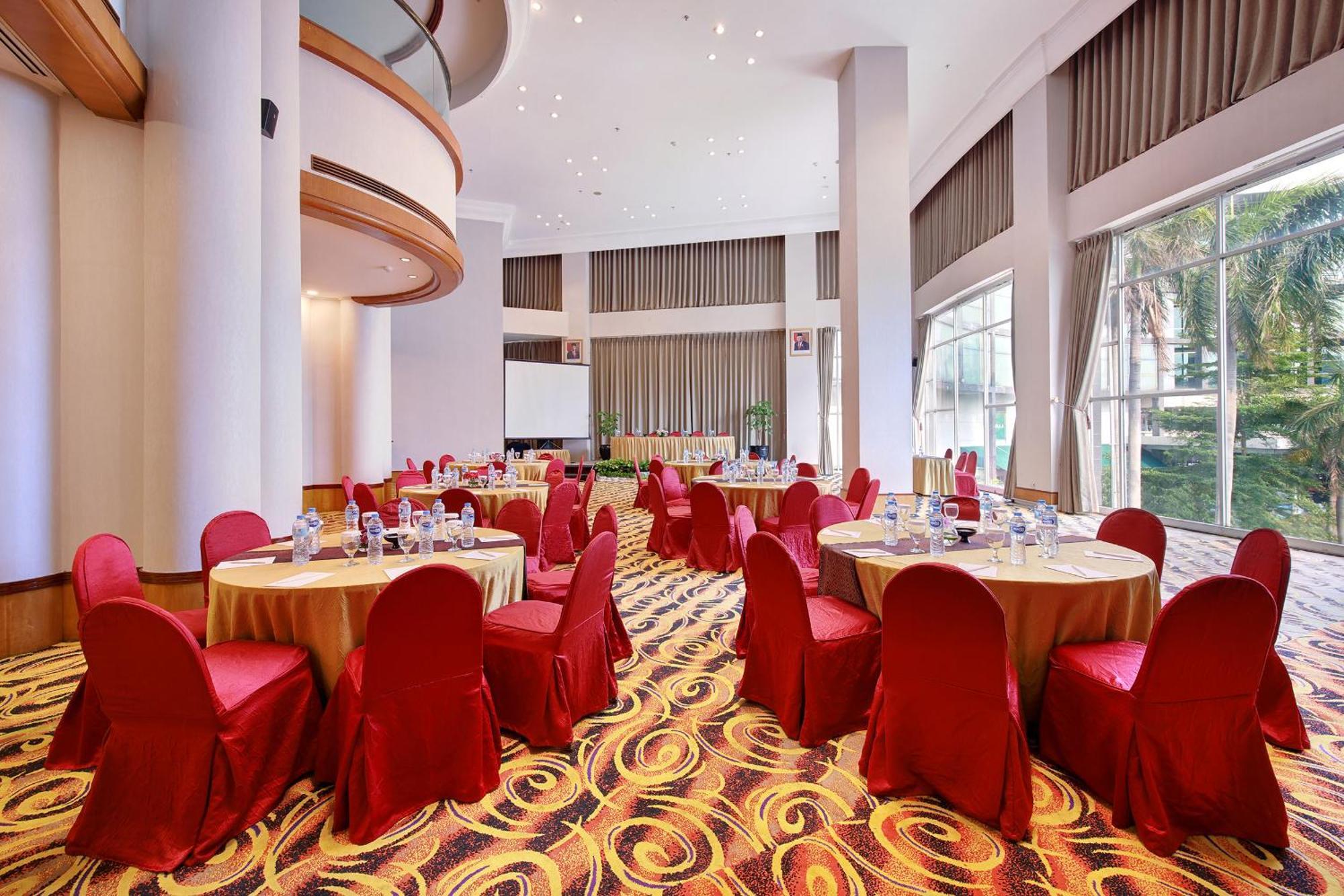 Lumire Hotel & Convention Centre Jakarta Exterior photo