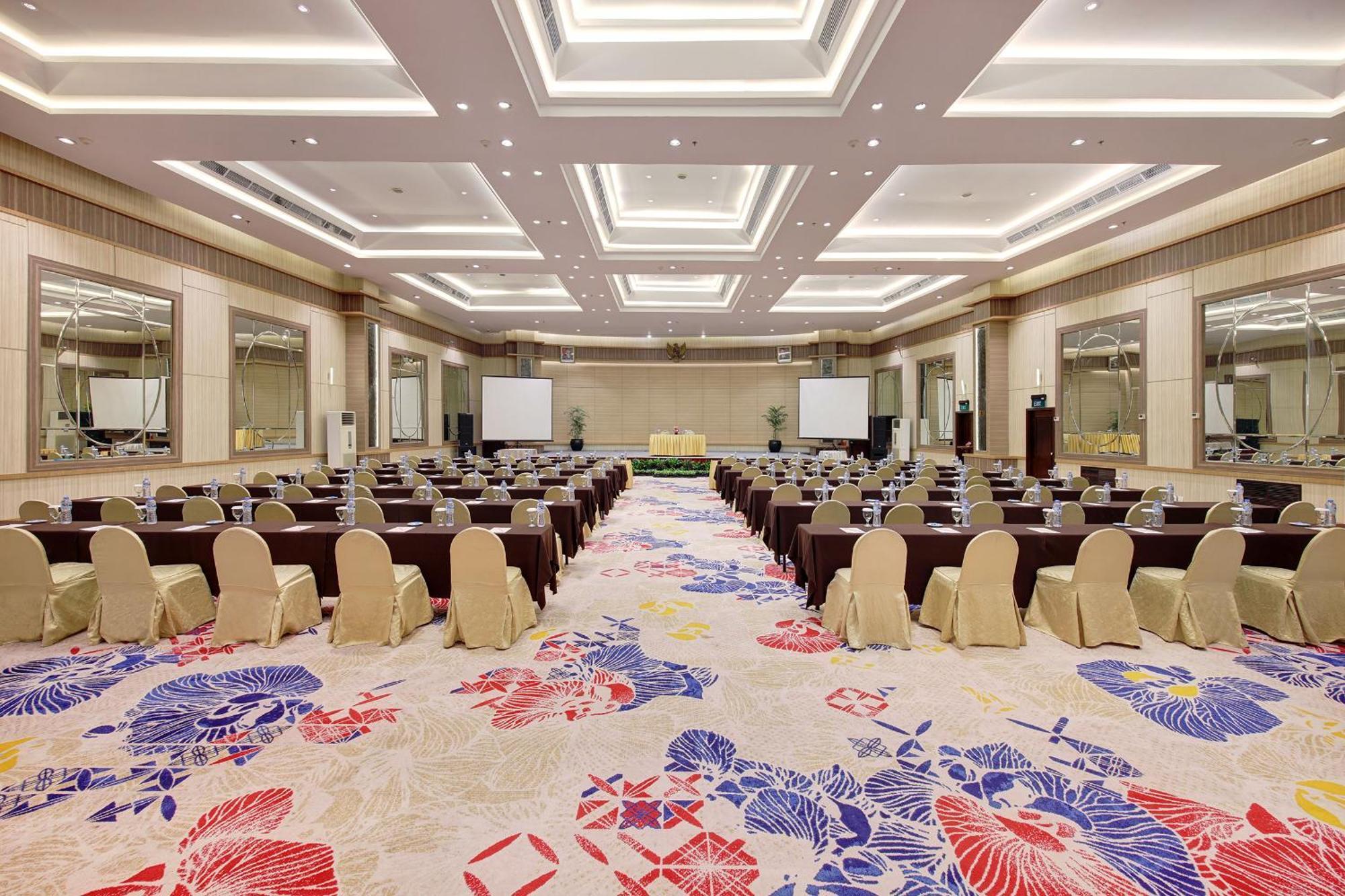 Lumire Hotel & Convention Centre Jakarta Exterior photo